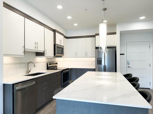 2304 - 410 5Th Avenue, Golden, BC - Indoor Photo Showing Kitchen With Stainless Steel Kitchen With Upgraded Kitchen