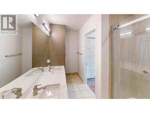 410 5Th Avenue Unit# 2304, Golden, BC - Indoor Photo Showing Bathroom