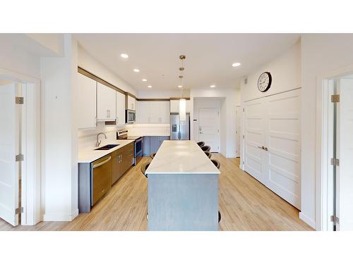 2304 - 410 5Th Avenue, Golden, BC - Indoor Photo Showing Kitchen