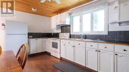 1477 Highway 6, South Bruce Peninsula, ON - Indoor Photo Showing Kitchen