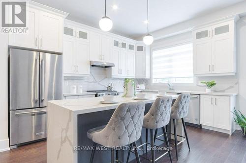 715 Ebony Avenue, Mississauga, ON - Indoor Photo Showing Kitchen With Upgraded Kitchen