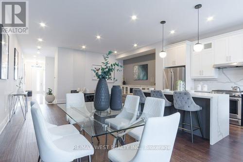 715 Ebony Avenue, Mississauga, ON - Indoor Photo Showing Kitchen With Upgraded Kitchen