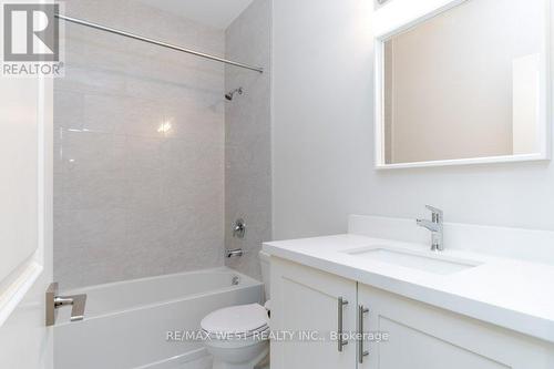 715 Ebony Avenue, Mississauga, ON - Indoor Photo Showing Bathroom