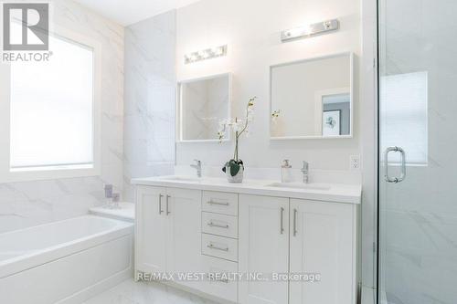715 Ebony Avenue, Mississauga, ON - Indoor Photo Showing Bathroom
