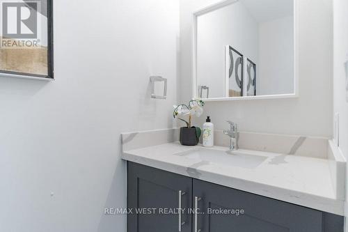 715 Ebony Avenue, Mississauga, ON - Indoor Photo Showing Bathroom