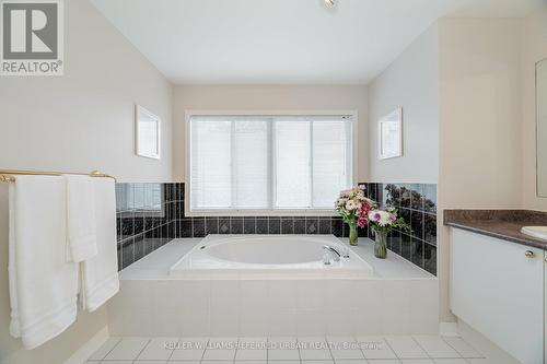 2710 Quails Run, Mississauga, ON - Indoor Photo Showing Bathroom