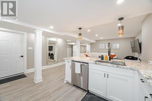 2710 Quails Run, Mississauga, ON - Indoor Photo Showing Kitchen With Upgraded Kitchen