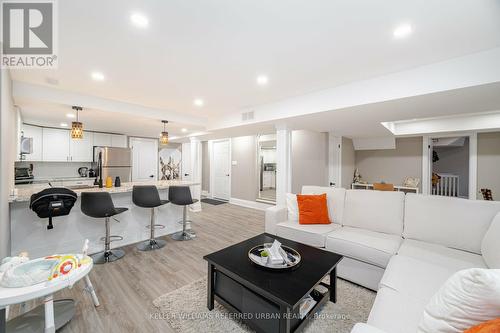 2710 Quails Run, Mississauga, ON - Indoor Photo Showing Living Room