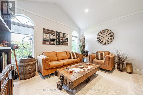 70 Oak Avenue, Hamilton, ON - Indoor Photo Showing Living Room