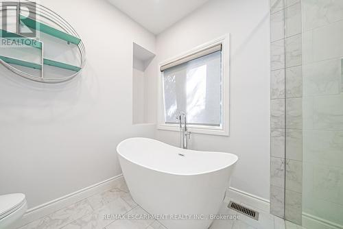 70 Oak Avenue, Hamilton, ON - Indoor Photo Showing Bathroom