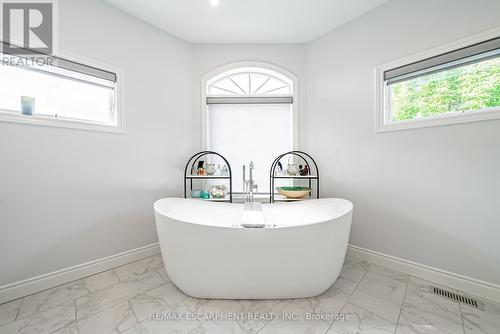 70 Oak Avenue, Hamilton, ON - Indoor Photo Showing Bathroom