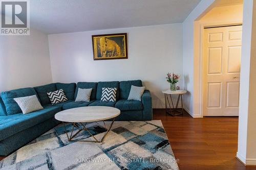 10 - 384 Limeridge Road E, Hamilton, ON - Indoor Photo Showing Living Room