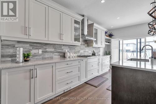 937 Lennon Way, London, ON - Indoor Photo Showing Kitchen With Upgraded Kitchen