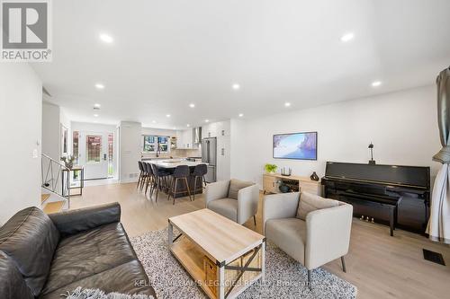 18 Plainsman Road, Mississauga, ON - Indoor Photo Showing Living Room