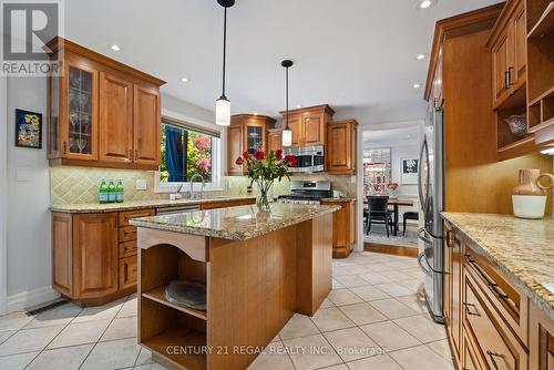 1071 Rockcliffe Court, Oakville, ON - Indoor Photo Showing Kitchen With Stainless Steel Kitchen With Upgraded Kitchen