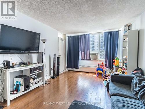 816 - 370 Dixon Road, Toronto, ON - Indoor Photo Showing Living Room