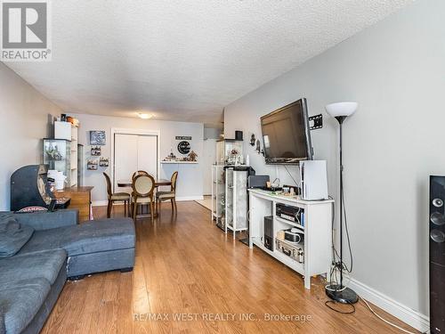 816 - 370 Dixon Road, Toronto, ON - Indoor Photo Showing Living Room
