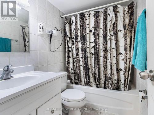 816 - 370 Dixon Road, Toronto, ON - Indoor Photo Showing Bathroom