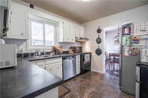 4 Warkdale Drive, St. Catharines, ON - Indoor Photo Showing Kitchen With Double Sink