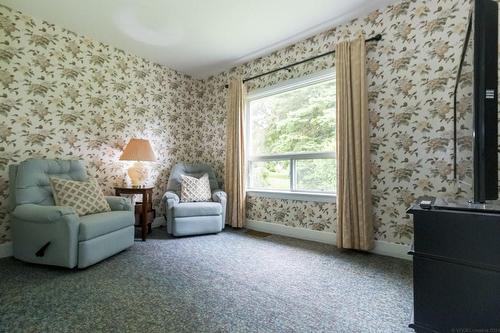 4 Wesite Avenue, Flamborough, ON - Indoor Photo Showing Living Room