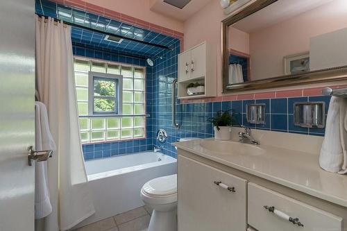 4 Wesite Avenue, Flamborough, ON - Indoor Photo Showing Bathroom