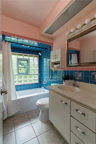 4 Wesite Avenue, Flamborough, ON - Indoor Photo Showing Bathroom