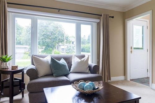 4 Wesite Avenue, Flamborough, ON - Indoor Photo Showing Living Room