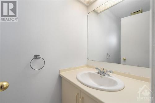 4 Castlebrook Lane Unit#C, Ottawa, ON - Indoor Photo Showing Bathroom