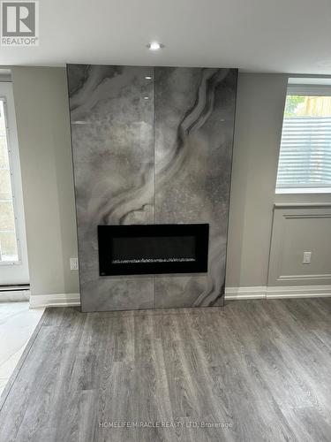 259 Ridge Road, Cambridge, ON - Indoor Photo Showing Living Room With Fireplace