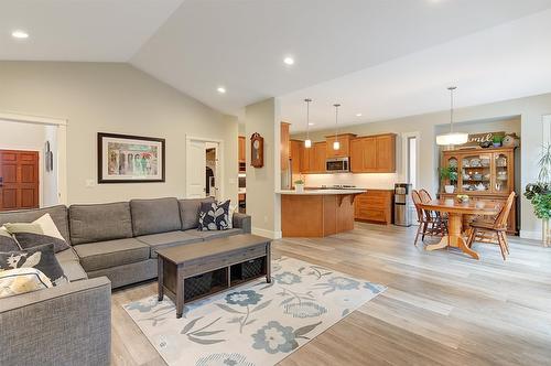4858 Carmel Crescent, Kelowna, BC - Indoor Photo Showing Living Room