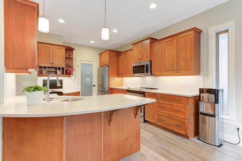 4858 Carmel Crescent, Kelowna, BC - Indoor Photo Showing Kitchen With Upgraded Kitchen