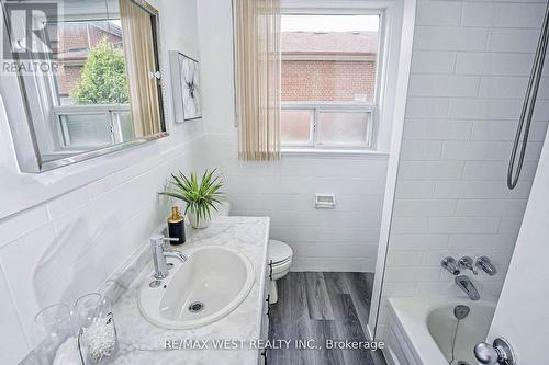 114 Lexfield Avenue, Toronto, ON - Indoor Photo Showing Bathroom