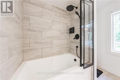 196 Walnut Street S, Hamilton, ON - Indoor Photo Showing Bathroom