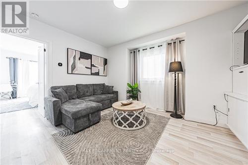 196 Walnut Street S, Hamilton, ON - Indoor Photo Showing Living Room