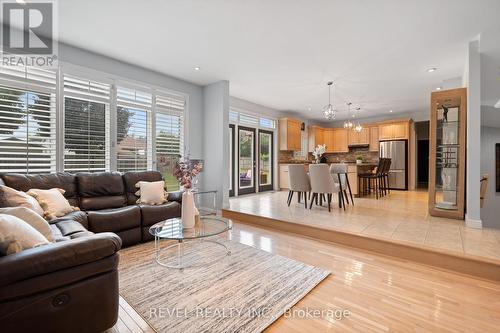 7847 Cathedral Drive, Niagara Falls, ON - Indoor Photo Showing Living Room