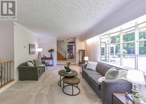 330 Bay Street, Orillia, ON - Indoor Photo Showing Living Room