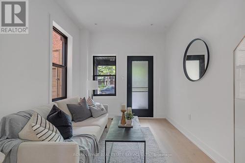 640 1/2 Euclid Avenue, Toronto, ON - Indoor Photo Showing Living Room