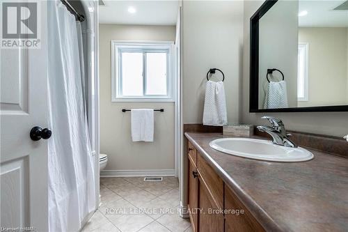 7023 Kalar Road, Niagara Falls, ON - Indoor Photo Showing Bathroom
