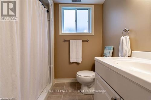 7023 Kalar Road, Niagara Falls, ON - Indoor Photo Showing Bathroom