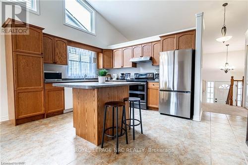 7023 Kalar Road, Niagara Falls, ON - Indoor Photo Showing Kitchen