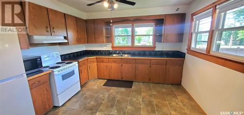 640 Skipton Road, Moose Jaw, SK - Indoor Photo Showing Kitchen With Double Sink