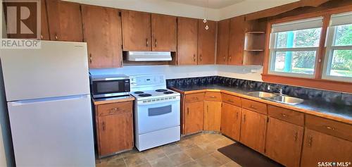 640 Skipton Road, Moose Jaw, SK - Indoor Photo Showing Kitchen With Double Sink