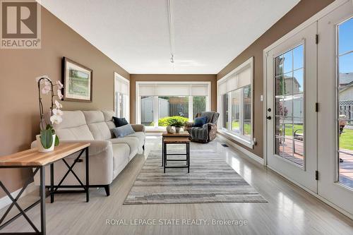 197 Stone Church Road W, Hamilton, ON - Indoor Photo Showing Living Room