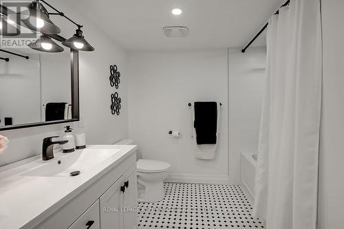 18 Alderson Drive, Hamilton, ON - Indoor Photo Showing Bathroom
