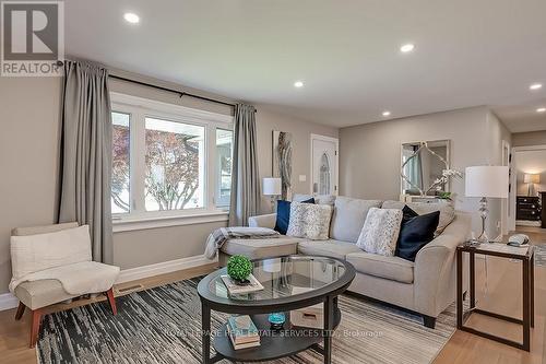 18 Alderson Drive, Hamilton, ON - Indoor Photo Showing Living Room