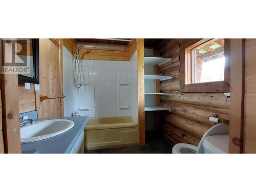 2757 Reed Road, Chilcotin, BC - Indoor Photo Showing Bathroom