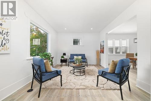 323 Foster Avenue, Belleville, ON - Indoor Photo Showing Living Room