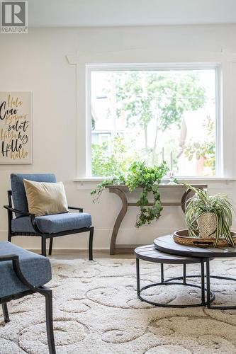 323 Foster Avenue, Belleville, ON - Indoor Photo Showing Living Room