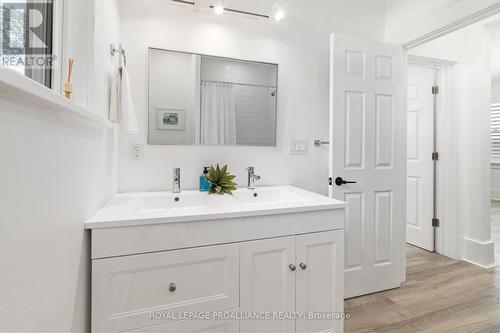 323 Foster Avenue, Belleville, ON - Indoor Photo Showing Bathroom