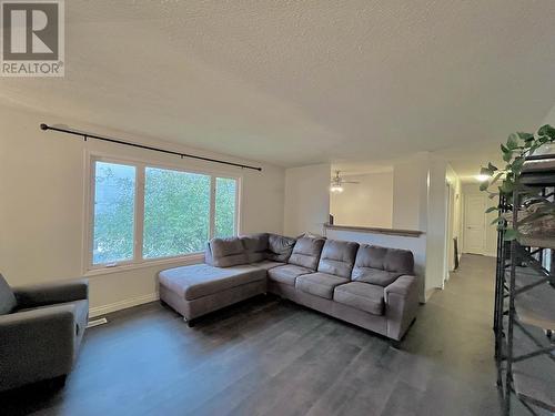 1460 N Eleventh Avenue, Williams Lake, BC - Indoor Photo Showing Living Room